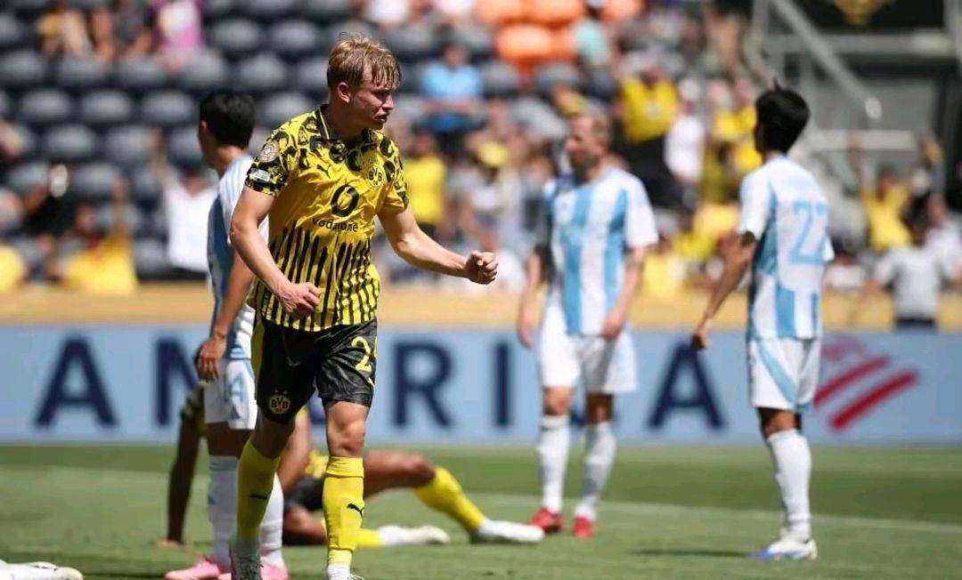 lol最新客户端下载-关于多特蒙德训练开放日，冲刺阶段伤情更新引欢呼，足总杯在即，训练强度明显提升的信息